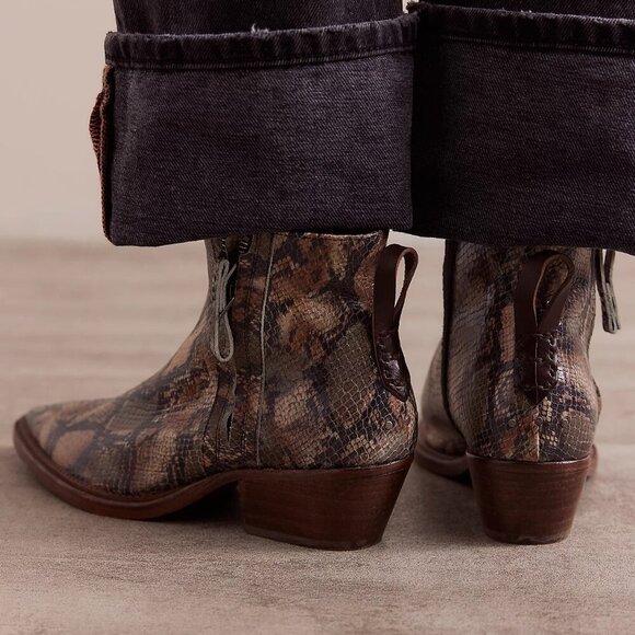 NEW FREE PEOPLE We The Free Atwater Pointed Toe Boots Camel Snake Women's sz 9 - Picture 2 of 3